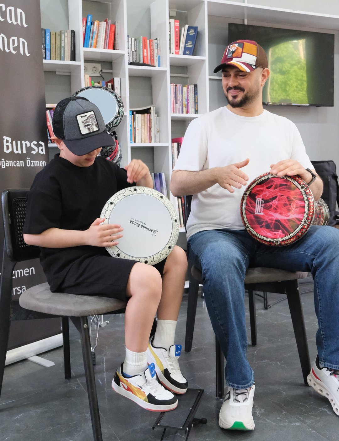 Doğancan Özmen Akademi'de bir çocukla darbuka dersi